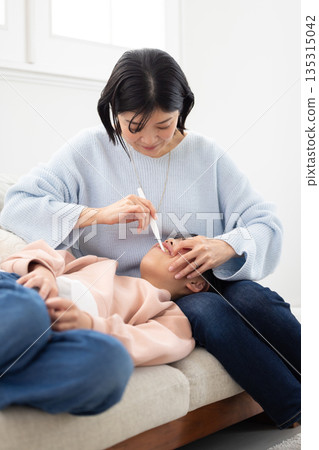 母親正在幫女兒刷牙 135315042