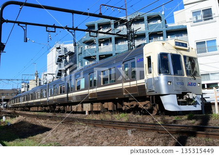 京王1000系列1752F象牙色列車，1000系列30週年紀念塗裝，井之頭線 135315449