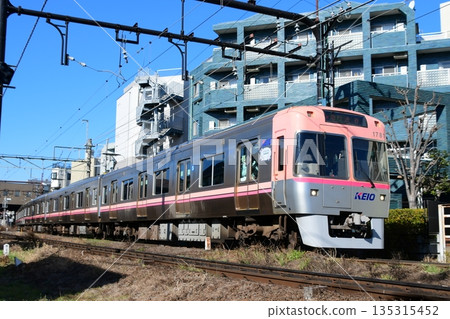 京王1000系列1781F號列車，鮭魚粉紅塗裝，ATO改裝後，井之頭線 135315452