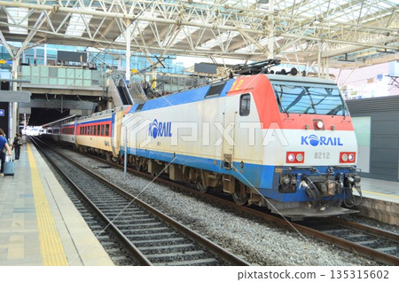 Mugunghwa train stopping at Seoul Station, South Korea 135315602