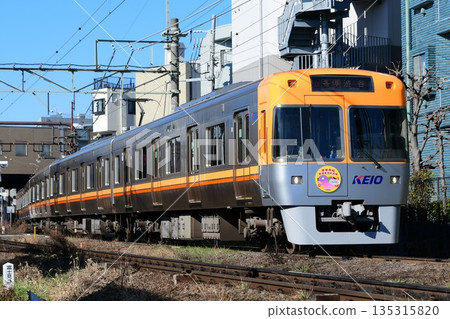 京王1000系1784F號橙米色列車,新年交通安全檢查,車頭有「數寄守」標誌,井之頭線 京王1000系1784F號橙米色列車,新年交通安全檢查,車頭有「數寄守」標誌,井之頭線 135315820