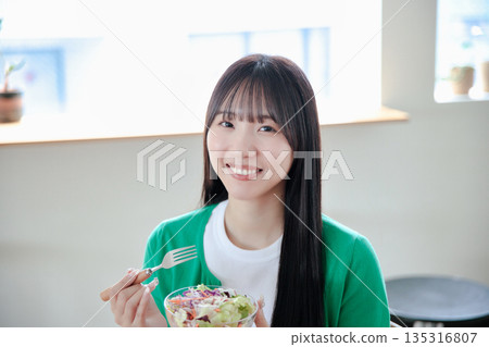 吃沙拉的一個少婦 135316807