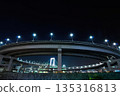 彩虹橋和芝浦環橋的夜景 135316813