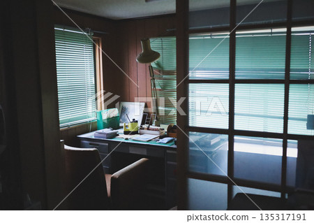 一間充滿懷舊氣息的房間，彷彿回到了那些日子。 135317191