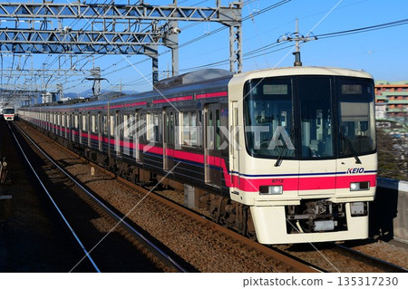 京王8000系列8712F號特快列車,開往新宿方向。 京王8000系列8712F號特快列車,開往新宿方向。 135317230