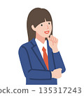 身穿制服、雙臂交叉的女學生 135317243