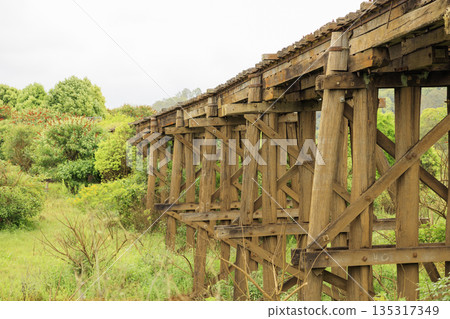 鏽跡斑斑、廢棄的木橋 鏽跡斑斑、廢棄的木橋 135317349