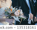 新娘和新郎與花束 135318161