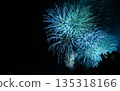 夜空中綻放的煙火（藍色和綠色） 135318166