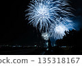 夜空中綻放的煙火（白色） 135318167
