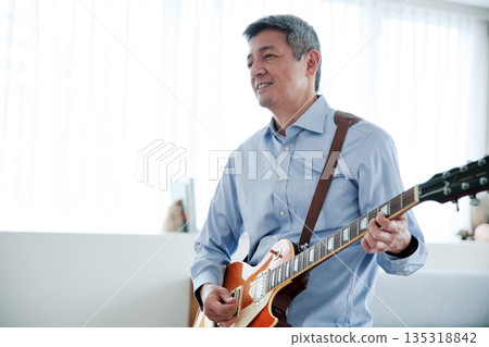 彈電吉他的老人 135318842