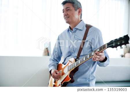 彈電吉他的老人 135319003
