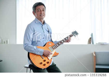 彈電吉他的老人 彈電吉他的老人 135319266