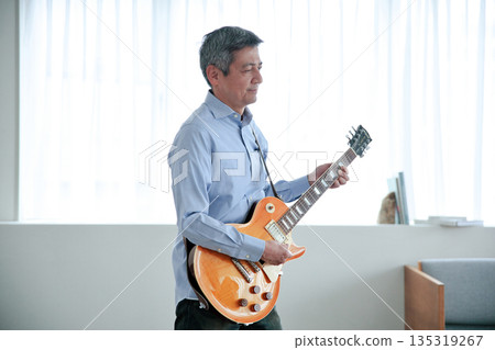 彈電吉他的老人 135319267