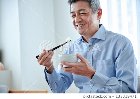 老人家正在吃米飯 135319471