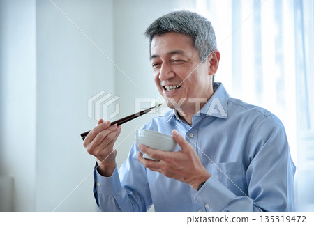 老人家正在吃米飯 135319472