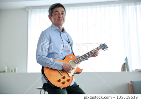 彈電吉他的老人 135319639