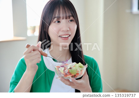 吃沙拉的一個少婦 135319737
