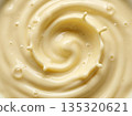 濃郁柔滑的淡黃色優格漩渦中心特寫 135320621