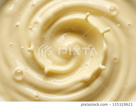 濃郁柔滑的淡黃色優格漩渦中心特寫 135320621