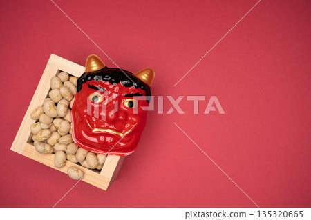 節分圖，圖中有豆子和鬼面具，擺放在紅色背景上 135320665