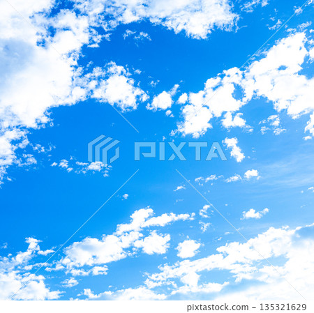 清新的藍天和白雲的簡單風景 清新的藍天和白雲的簡單風景 135321629
