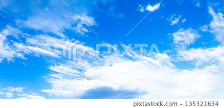 清新的藍天和白雲的簡單風景 135321634