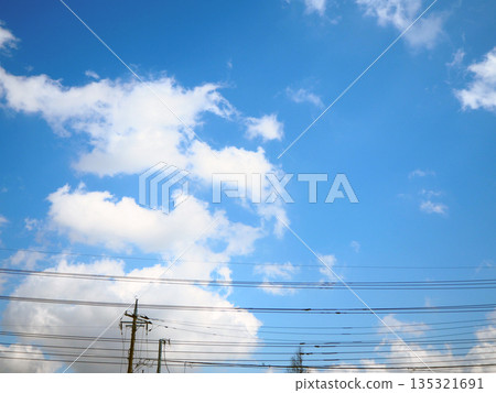 電線桿和輸電線路延伸至藍天的景象 電線桿和輸電線路延伸至藍天的景象 135321691