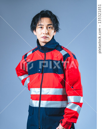 身穿制服的人 135321851