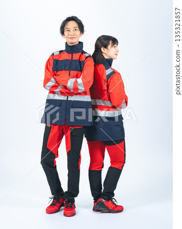身著制服的男女全身照 身著制服的男女全身照 135321857