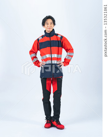 身穿制服的男子全身照 135321861