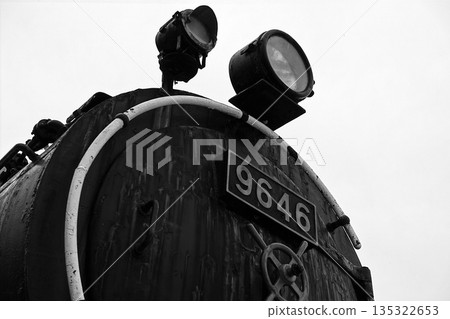 9646號蒸汽機車車頭細節 | 單色照片捕捉到強勁的前燈和車號 9646號蒸汽機車車頭細節 | 單色照片捕捉到強勁的前燈和車號 135322653