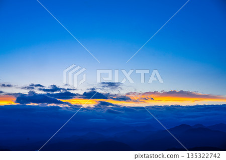 清晨日出和雲海 清晨日出和雲海 135322742