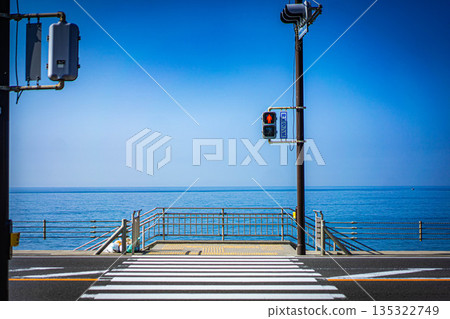 Enoshima's blue sky, sea and crosswalk 135322749
