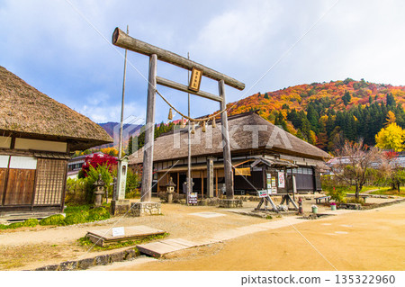 【福島縣南會津】深秋時節，驛站小鎮大內宿仍保留著茅草屋頂。十一月 135322960