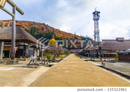 【福島縣南會津】深秋時節,驛站小鎮大內宿仍保留著茅草屋頂。十一月 【福島縣南會津】深秋時節,驛站小鎮大內宿仍保留著茅草屋頂。十一月 135322961