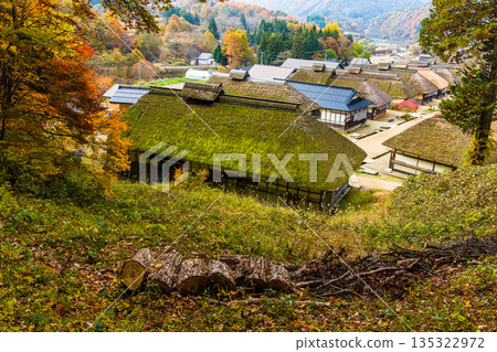 【福島縣南會津】深秋時節,驛站小鎮大內宿仍保留著茅草屋頂。十一月 【福島縣南會津】深秋時節,驛站小鎮大內宿仍保留著茅草屋頂。十一月 135322972