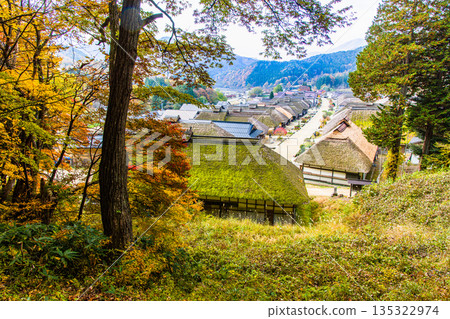【福島縣南會津】深秋時節,驛站小鎮大內宿仍保留著茅草屋頂。十一月 【福島縣南會津】深秋時節,驛站小鎮大內宿仍保留著茅草屋頂。十一月 135322974