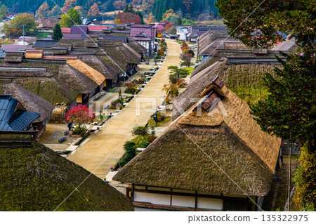 【福島縣南會津】深秋時節，驛站小鎮大內宿仍保留著茅草屋頂。十一月 135322975