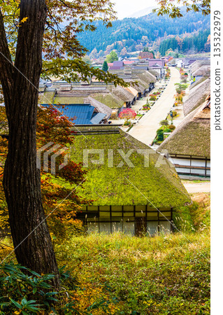 【福島縣南會津】深秋時節,驛站小鎮大內宿仍保留著茅草屋頂。十一月 【福島縣南會津】深秋時節,驛站小鎮大內宿仍保留著茅草屋頂。十一月 135322979