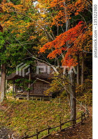 [Fukushima Prefecture, Minamiaizu] Late autumn in the post town of Ouchi-juku, where thatched roofs remain. November 135322980