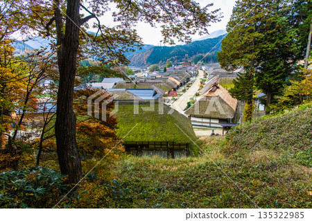 【福島縣南會津】深秋時節,驛站小鎮大內宿仍保留著茅草屋頂。十一月 【福島縣南會津】深秋時節,驛站小鎮大內宿仍保留著茅草屋頂。十一月 135322985