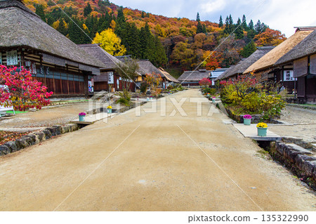 [Fukushima Prefecture, Minamiaizu] Late autumn in the post town of Ouchi-juku, where thatched roofs remain. November 135322990