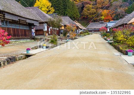 [Fukushima Prefecture, Minamiaizu] Late autumn in the post town of Ouchi-juku, where thatched roofs remain. November 135322991