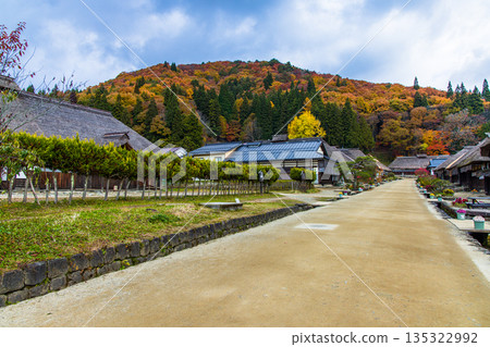 【福島縣南會津】深秋時節,驛站小鎮大內宿仍保留著茅草屋頂。十一月 【福島縣南會津】深秋時節,驛站小鎮大內宿仍保留著茅草屋頂。十一月 135322992