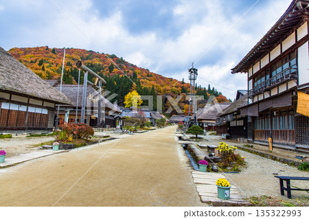 【福島縣南會津】深秋時節，驛站小鎮大內宿仍保留著茅草屋頂。十一月 135322993