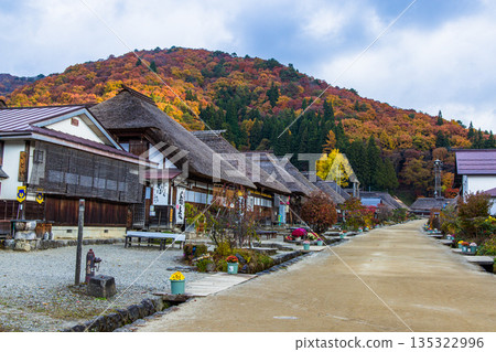 [Fukushima Prefecture, Minamiaizu] Late autumn in the post town of Ouchi-juku, where thatched roofs remain. November 135322996