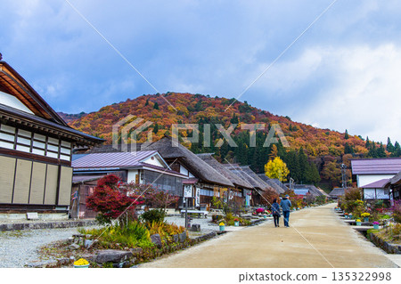 [Fukushima Prefecture, Minamiaizu] Late autumn in the post town of Ouchi-juku, where thatched roofs remain. November 135322998