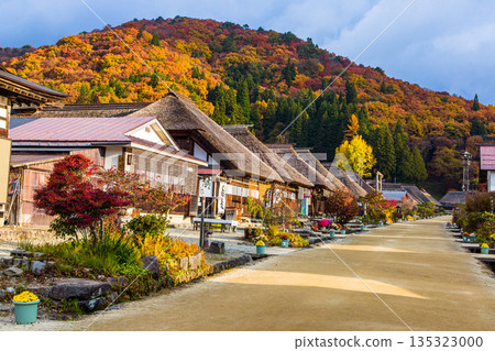 【福島縣南會津】深秋時節,驛站小鎮大內宿仍保留著茅草屋頂。十一月 【福島縣南會津】深秋時節,驛站小鎮大內宿仍保留著茅草屋頂。十一月 135323000