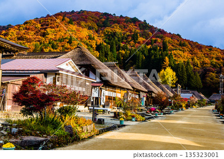 【福島縣南會津】深秋時節，驛站小鎮大內宿仍保留著茅草屋頂。十一月 135323001